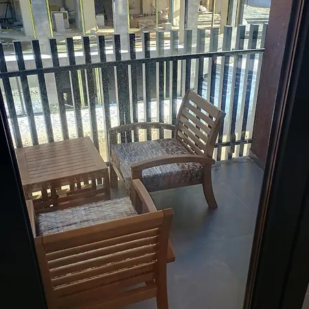 Square 1 Apartment *